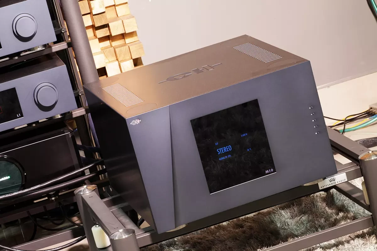CH Precision M10 Stereo. Image (c) hifiverse