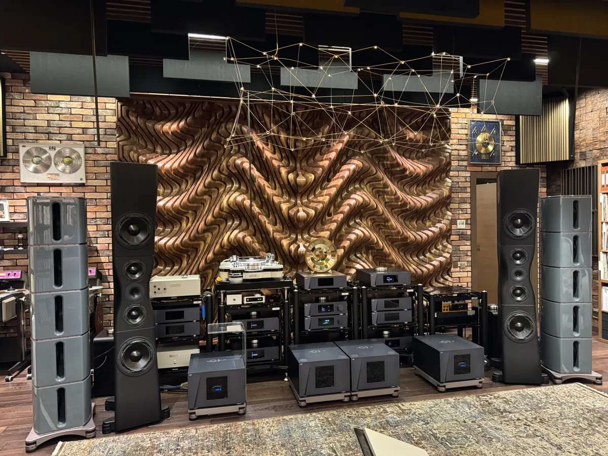 A Unique, All-Around Ultra High-End system. Image source - (c) Hifiverse
