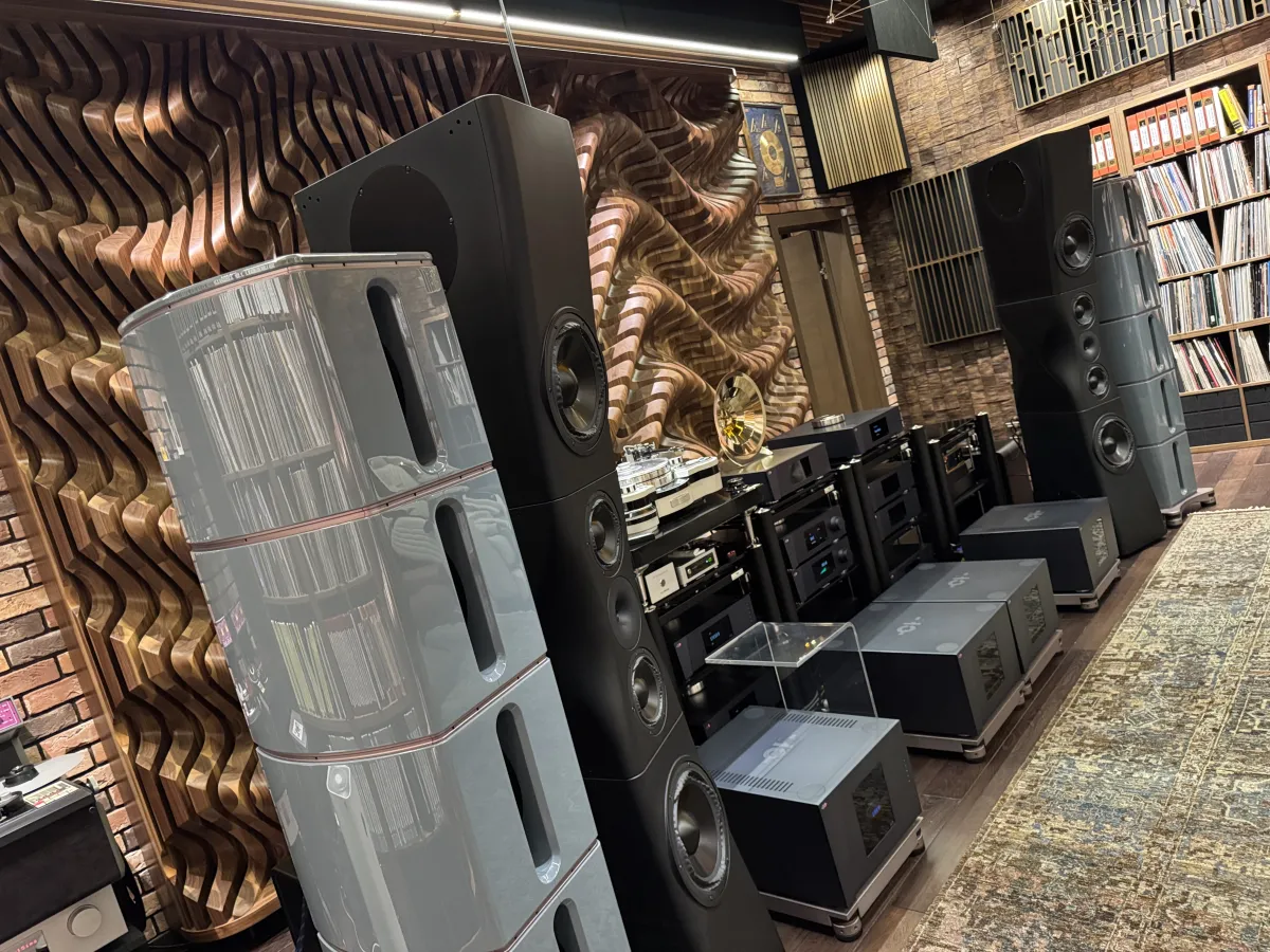 A Unique, All-Around Ultra High-End system. Image source - (c) Hifiverse