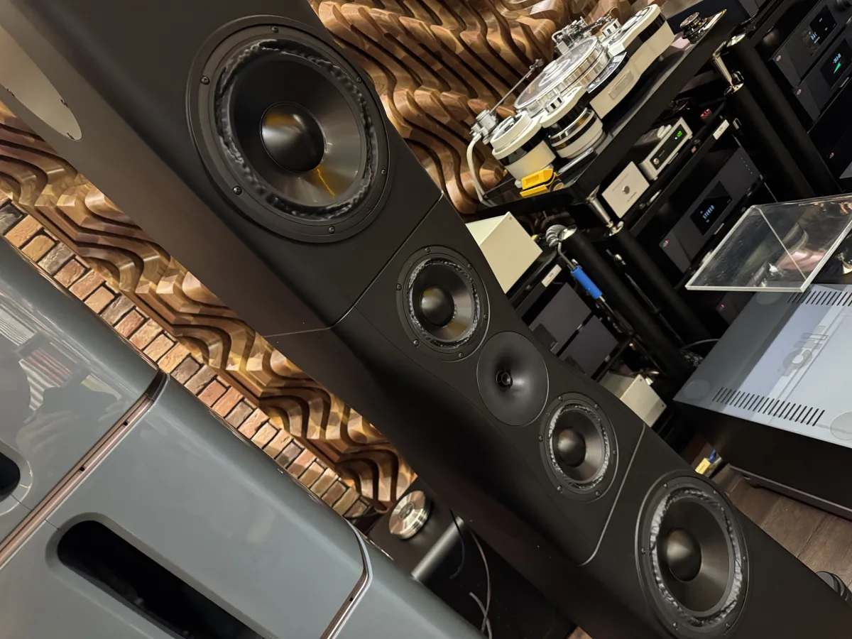 A Unique, All-Around Ultra High-End system. Image source - (c) Hifiverse