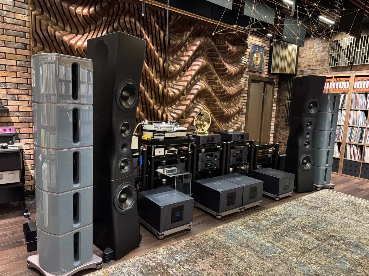 A Unique, All-Around Ultra High-End system. Image source - (c) Hifiverse