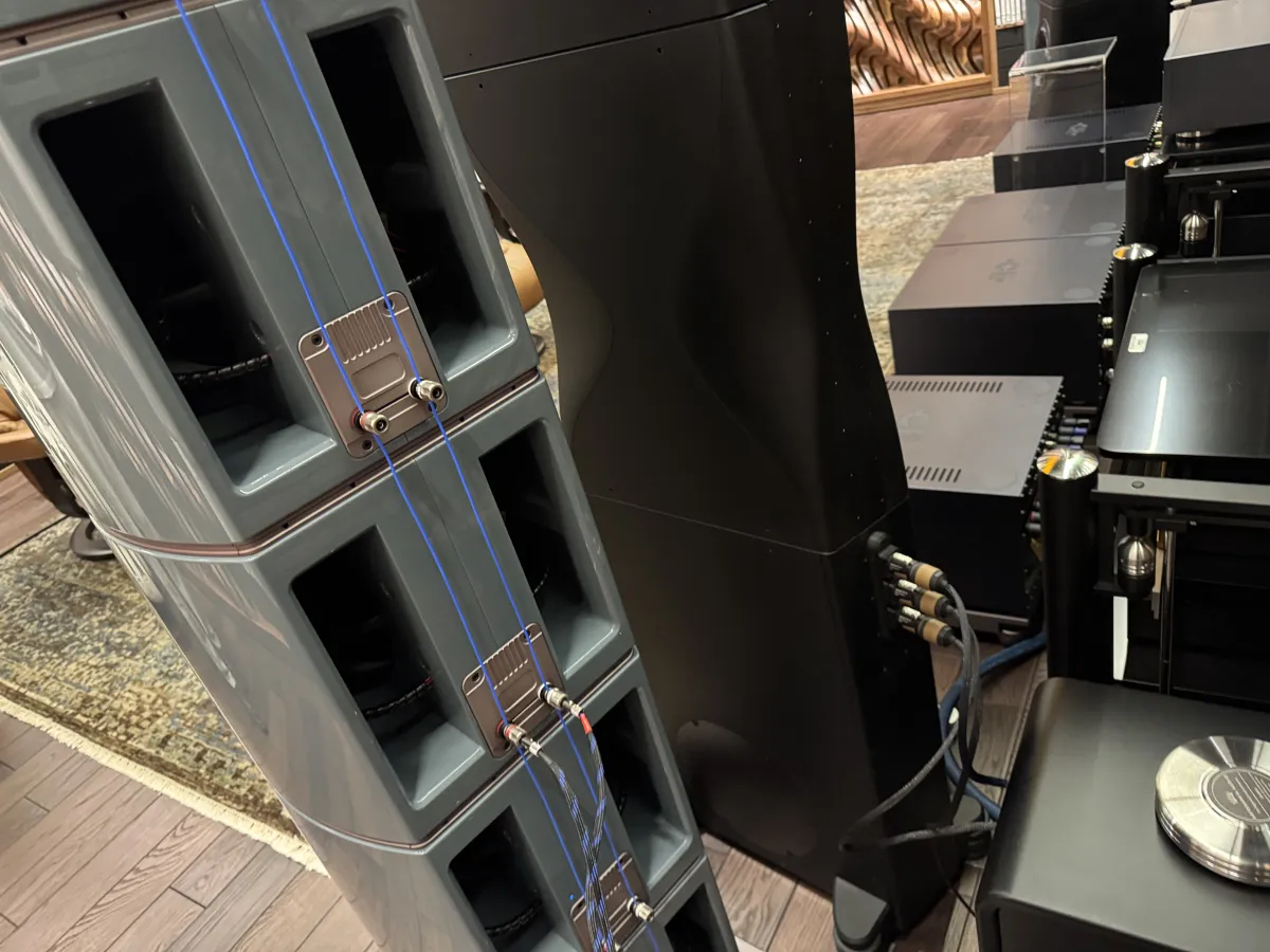 A Unique, All-Around Ultra High-End system. Image source - (c) Hifiverse