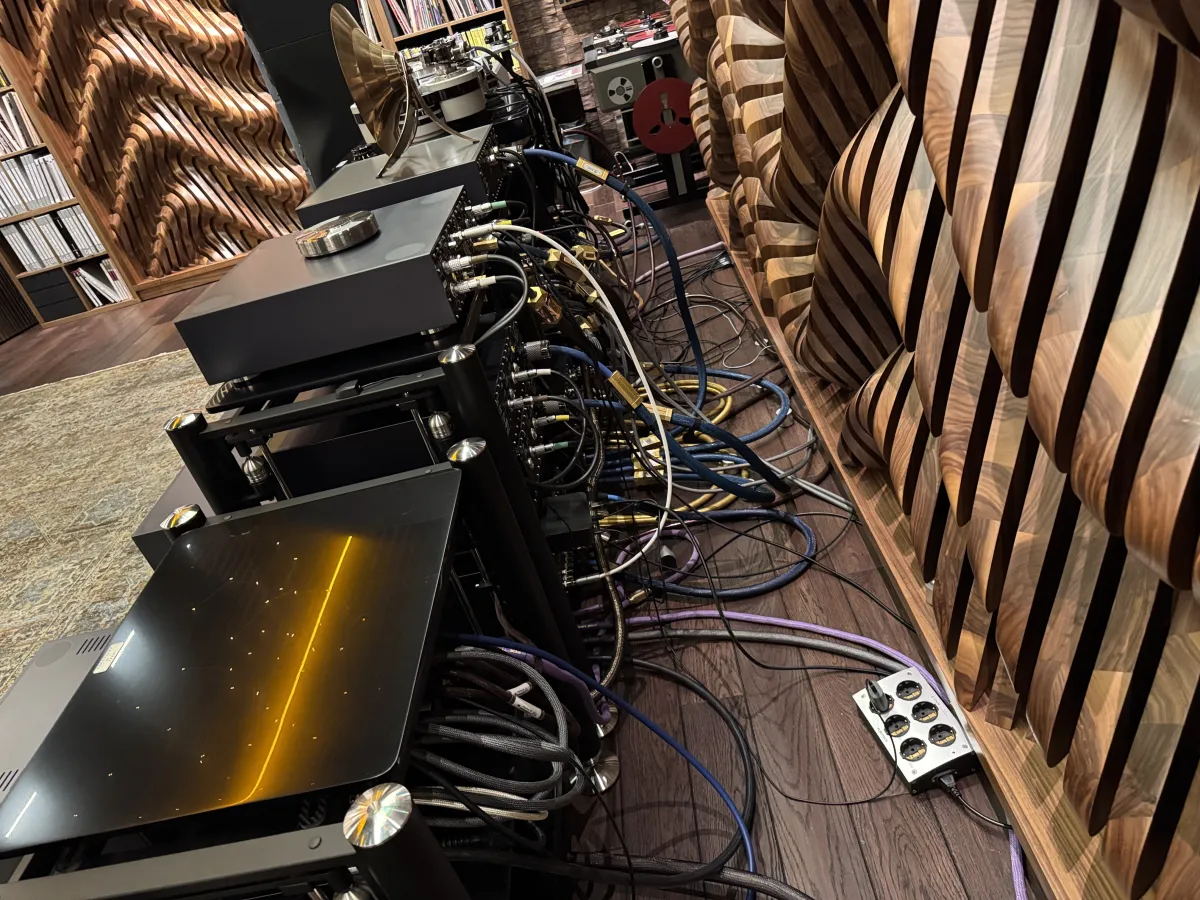 A Unique, All-Around Ultra High-End system. Image source - (c) Hifiverse