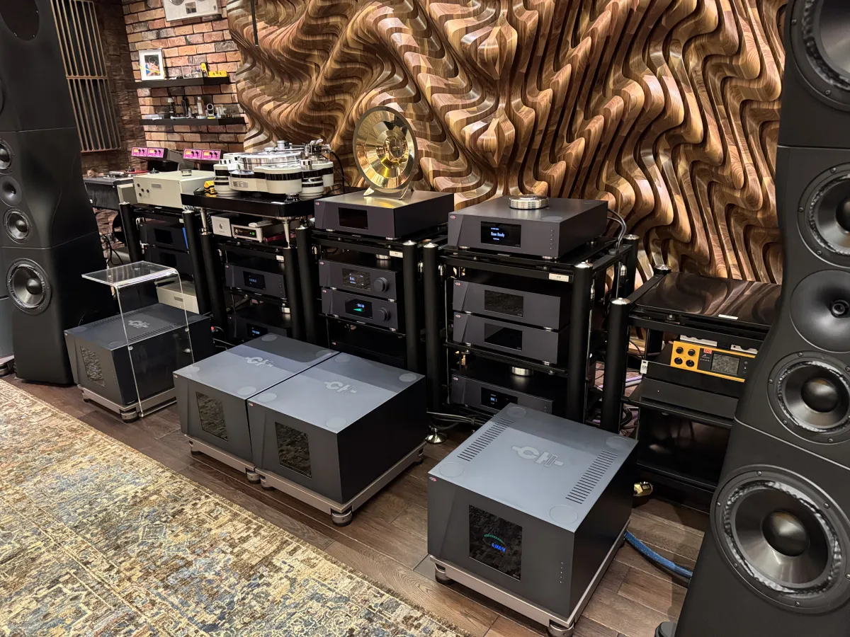 A Unique, All-Around Ultra High-End system. Image source - (c) Hifiverse
