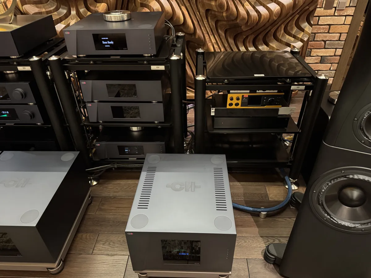 A Unique, All-Around Ultra High-End system. Image source - (c) Hifiverse