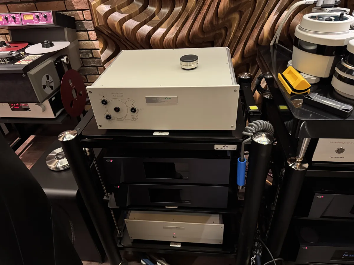 A Unique, All-Around Ultra High-End system. Image source - (c) Hifiverse