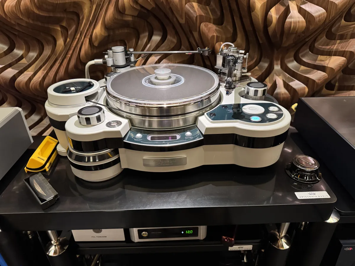 A Unique, All-Around Ultra High-End system. Image source - (c) Hifiverse