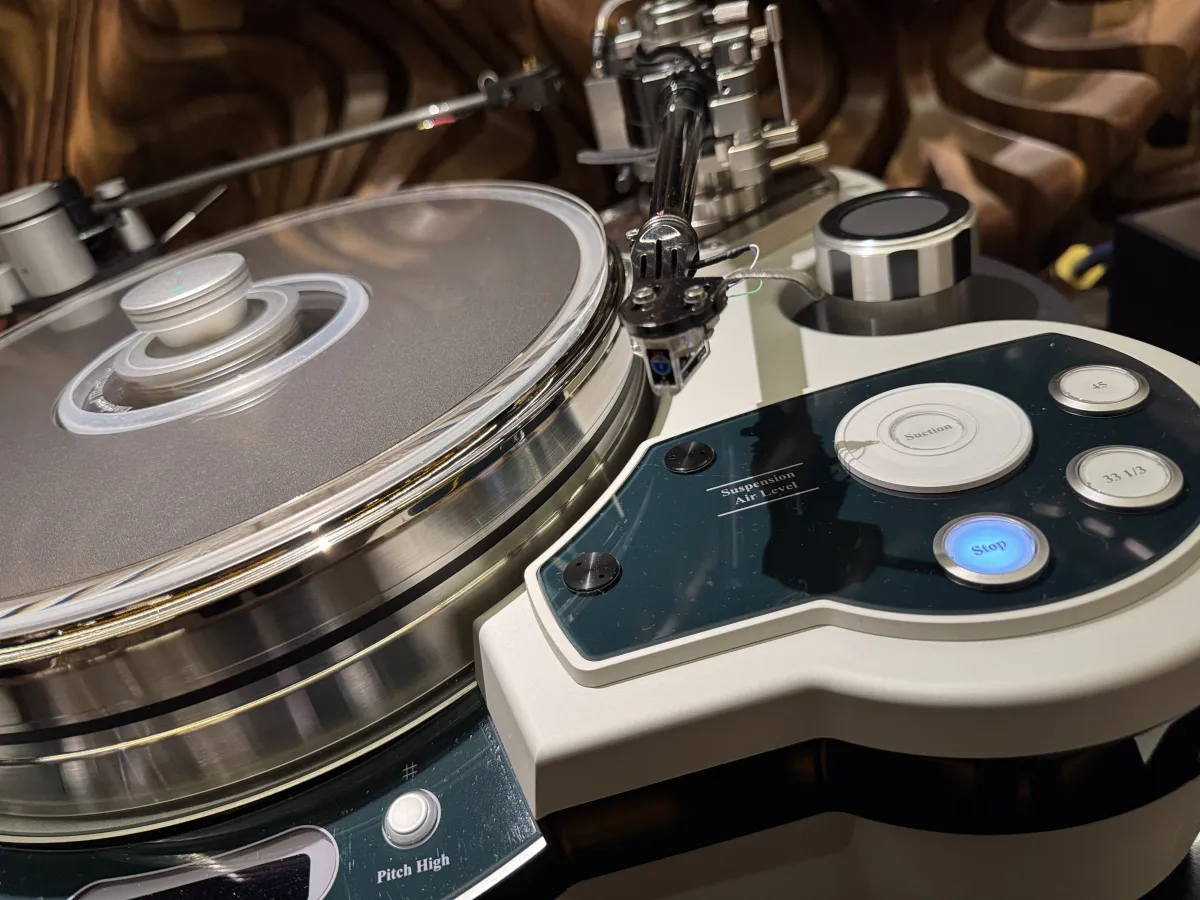 A Unique, All-Around Ultra High-End system. Image source - (c) Hifiverse