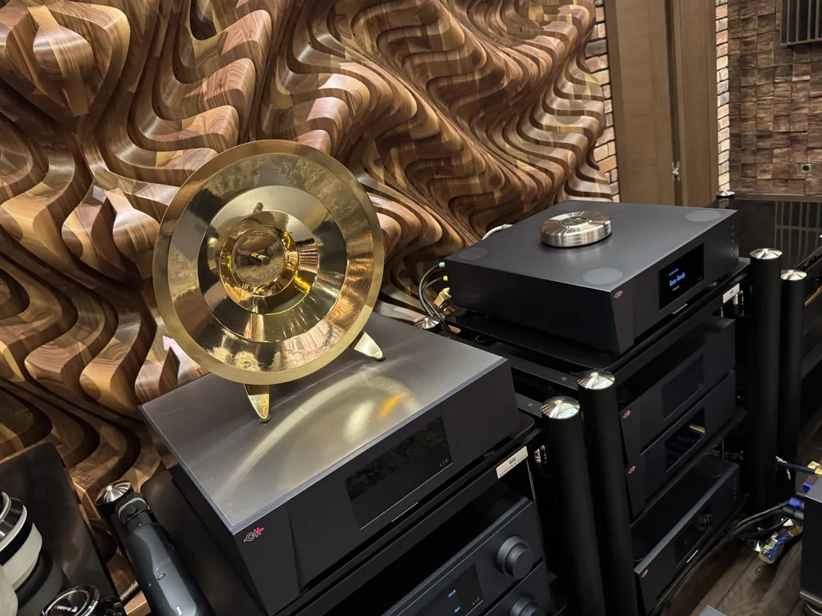A Unique, All-Around Ultra High-End system. Image source - (c) Hifiverse