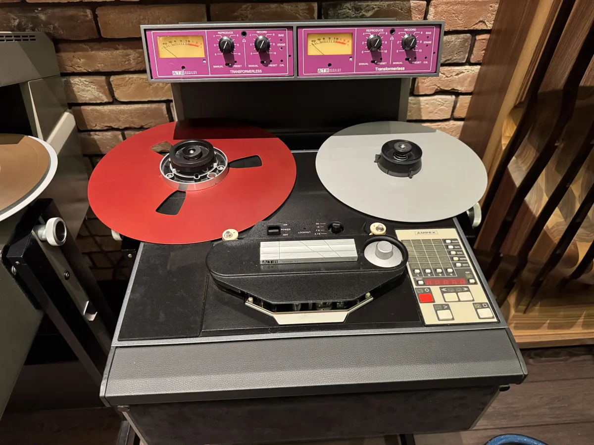 A Unique, All-Around Ultra High-End system. Image source - (c) Hifiverse