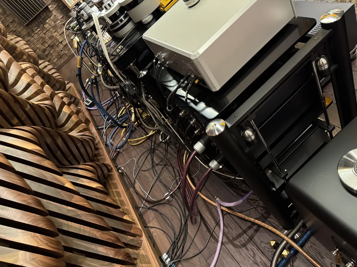 A Unique, All-Around Ultra High-End system. Image source - (c) Hifiverse