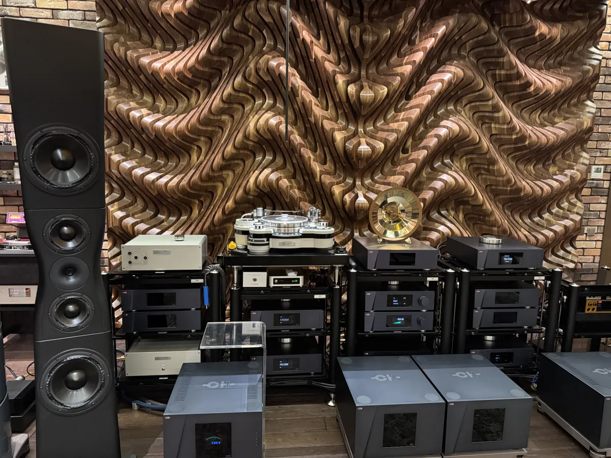 A Unique, All-Around Ultra High-End system. Image source - (c) Hifiverse
