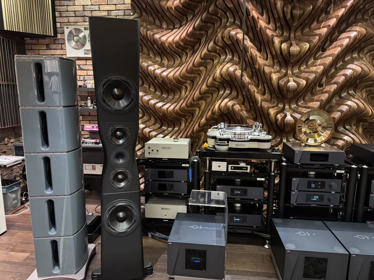 A Unique, All-Around Ultra High-End system. Image source - (c) Hifiverse