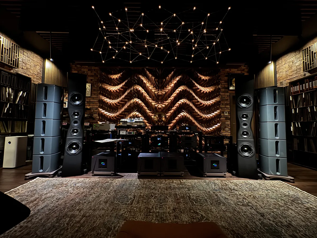 A Unique, All-Around Ultra High-End system. Image source - (c) Hifiverse