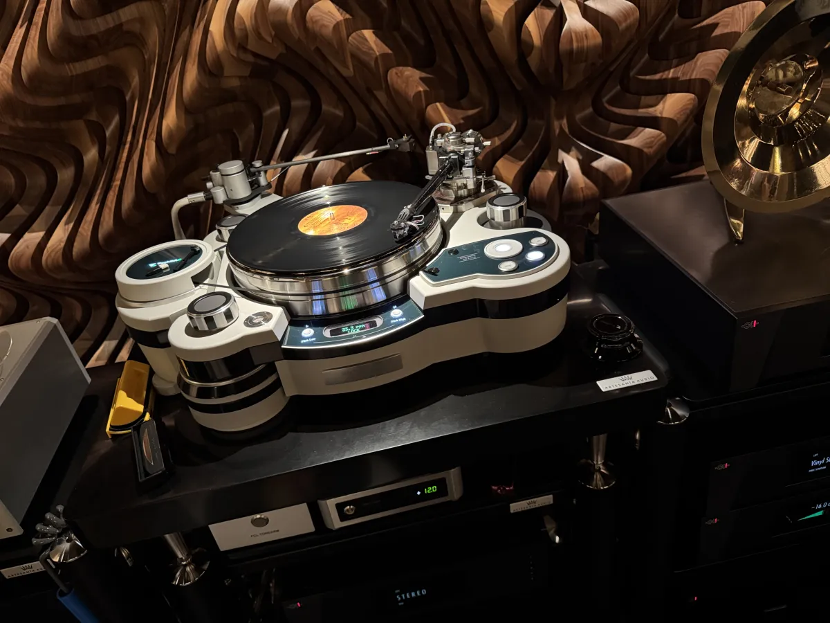 A Unique, All-Around Ultra High-End system. Image source - (c) Hifiverse