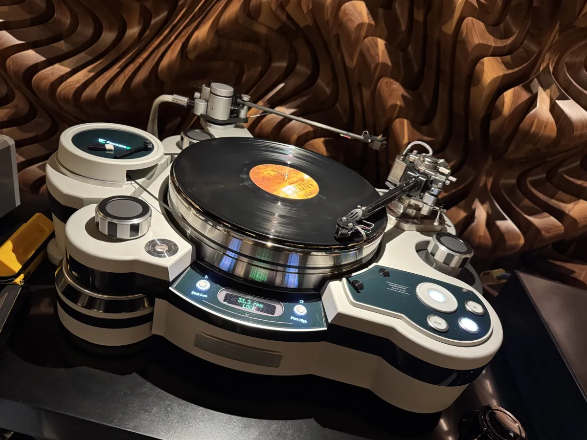 A Unique, All-Around Ultra High-End system. Image source - (c) Hifiverse