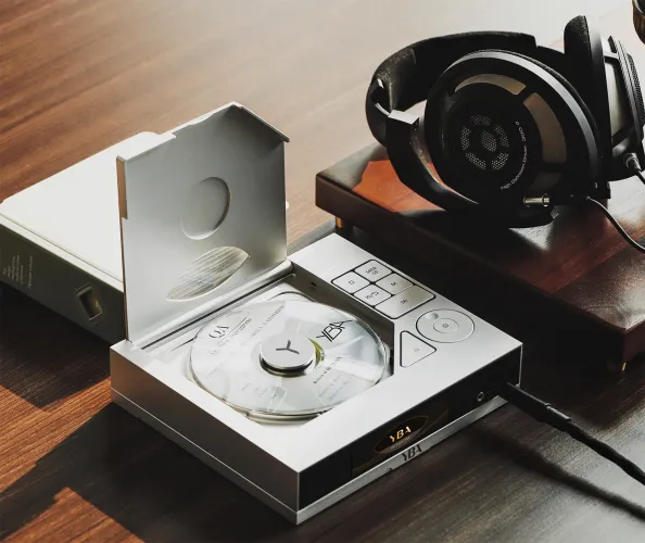 YBA Design One – Compact Battery-Powered SACD Player