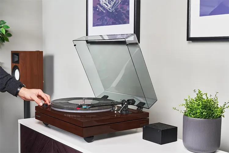 Fluance RT87 Turntable Features a Dual-Layer Plinth and Carbon-Fiber Tonearm