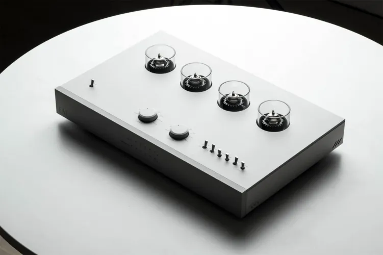 EAT Introduces E-Glo CB and E-Glo SB Phono Preamplifiers with Balanced Connectivity